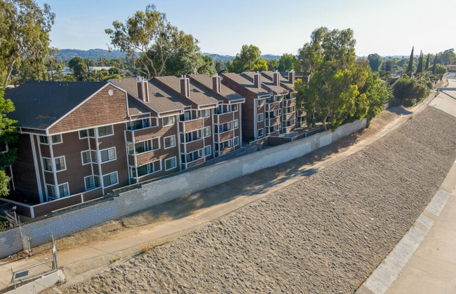 Building Photo - Beautiful Renovated 2 Bedroom Condo with Laundry Hookups, Private Patio, Secured Parking, Hardwoo...