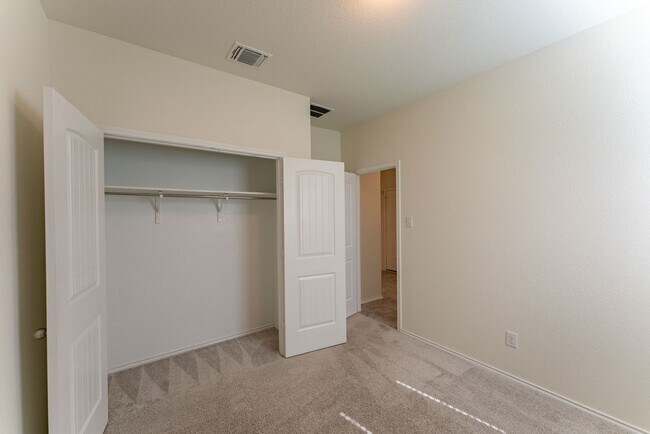 Building Photo - Elegantly Spacious 3-Bed, 2-Bath Home in Round Rock