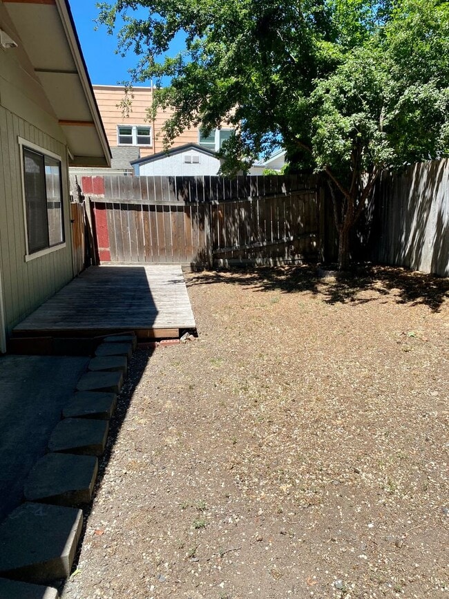 Building Photo - 2 Bed 1 Bath Duplex w/ Fenced Yard and Off...