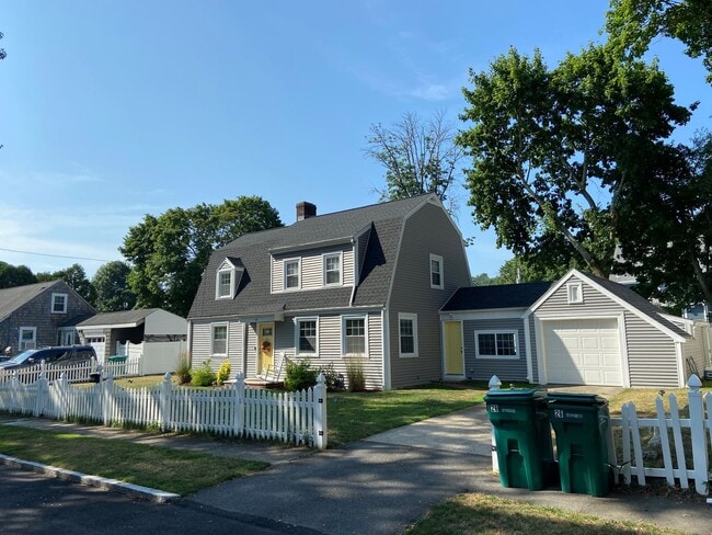 Building Photo - 3 Bed Home with a Yard and Garage! Available for July!
