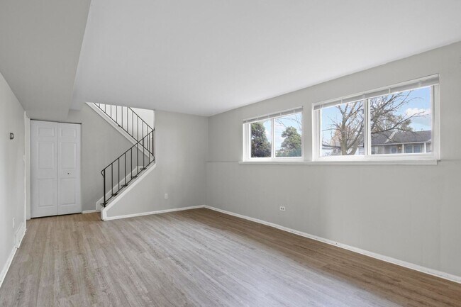 Building Photo - Hardwood Floors- Large Space - Garage