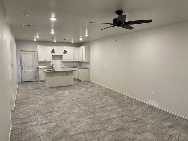 Building Photo - Like new 2/2 Townhome