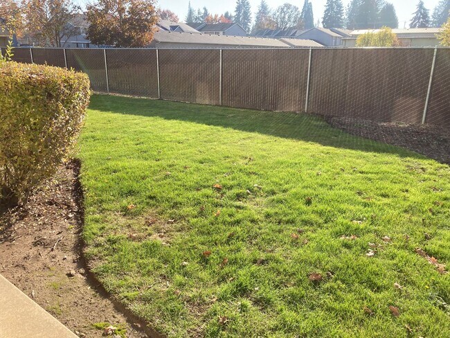 Building Photo - Three Bedroom Duplex in Keizer, Landscaping Included!