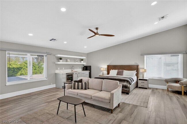 Building Photo - 363 E Robindale Rd