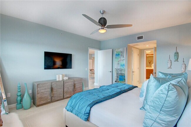 Building Photo - 2640 Lake Shore Dr