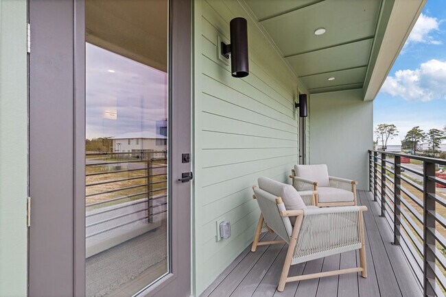 Building Photo - 68 Sarah St