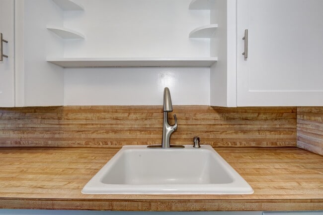 Building Photo - 1006 N 27th St