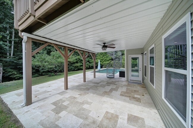 Building Photo - Gorgeous 4 Bed 3.5 Bath Home with Basement...