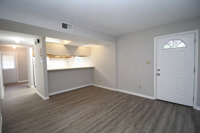 Building Photo - Two-story 2 bedroom townhouse in Northeast...