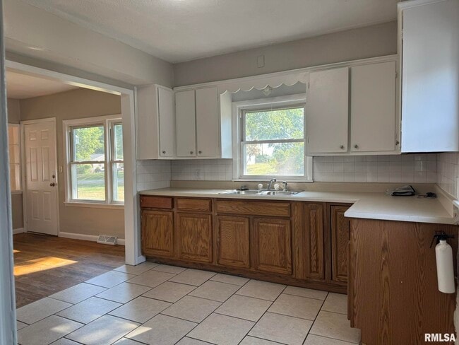 Building Photo - 2826 W 47th St