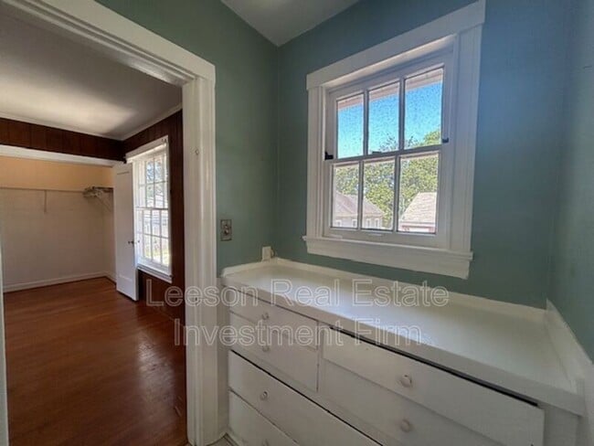 Building Photo - 3433-3433 Beverly Pl