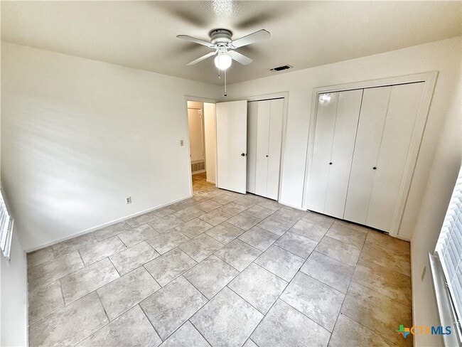Building Photo - 331 Bobolink Dr