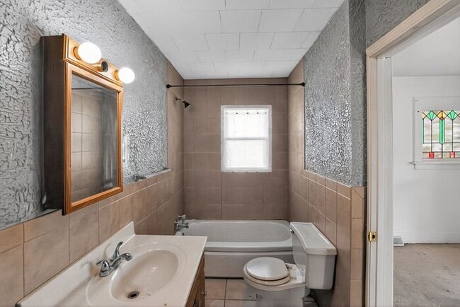 Building Photo - 3001 Myrtle Ave