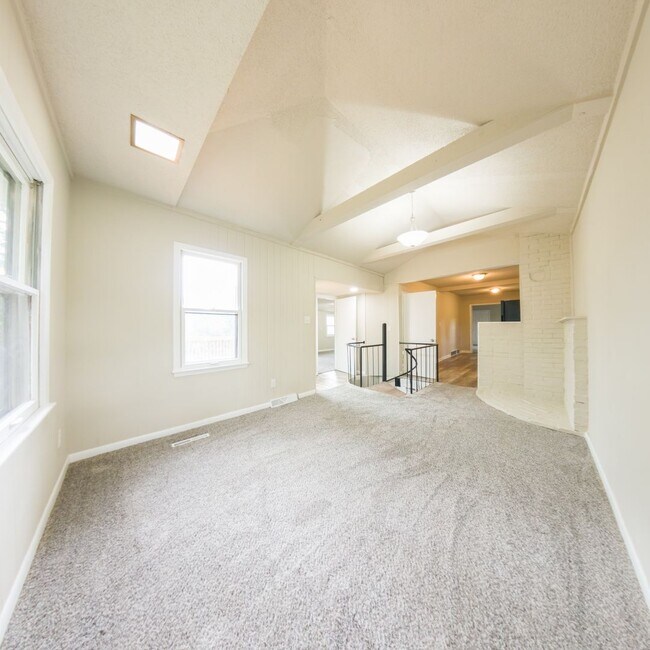 Building Photo - Updated 3 Bedroom 2.5 Bathrooms