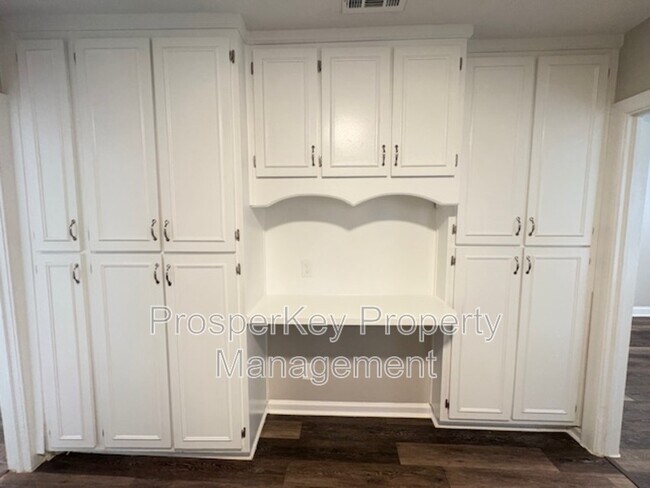 Building Photo - 4617 Rosemont Dr