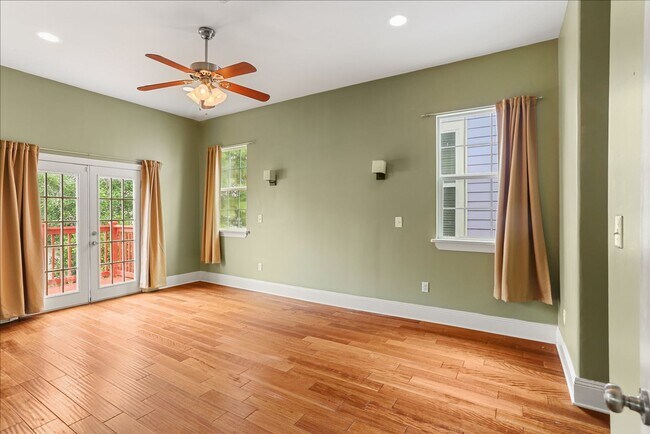 Building Photo - Three bedroom home with open floorplan, dining room, 3 bathrooms & parking !