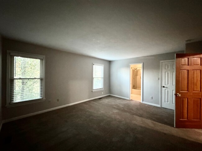 Building Photo - 2 or 3 Bedroom End-Unit Townhome! HUGE Det...