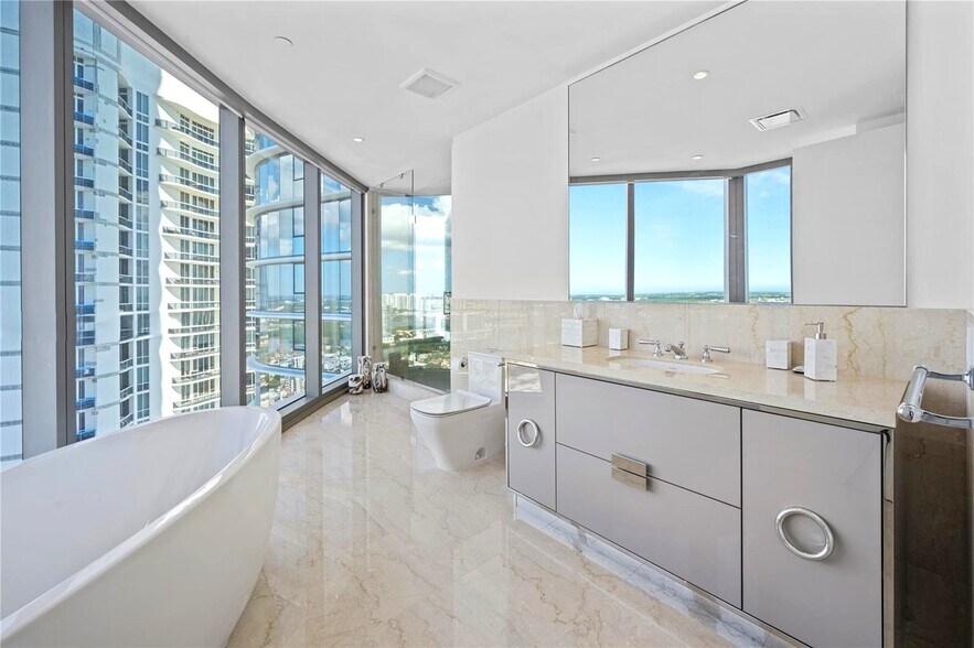 Building Photo - 15701 Collins Ave