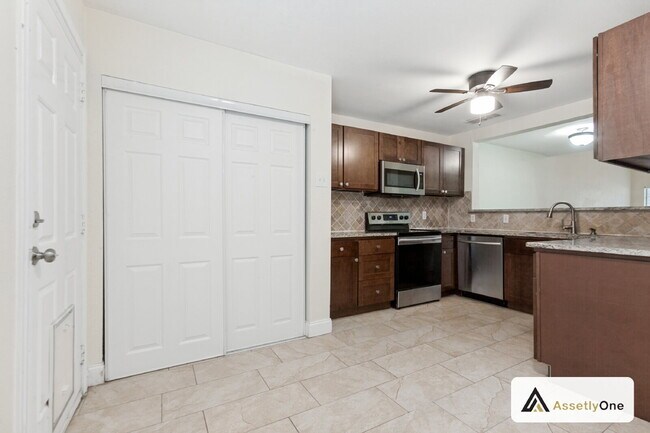Building Photo - Updated North Dallas Townhome | 2 Pools | Clubhouse | Richardson ISD | Private Backyard