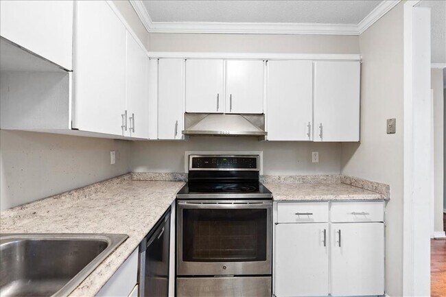 Building Photo - 2412 Peachwood Cir NE