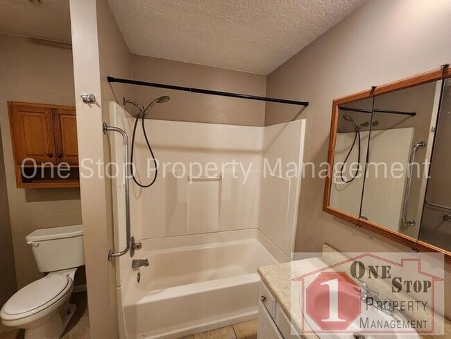 Building Photo - Great 2 bedroom, 1.5 bathroom duplex in Ol...