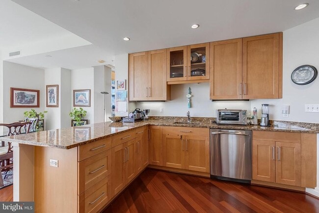 Building Photo - 8220 Crestwood Heights Dr