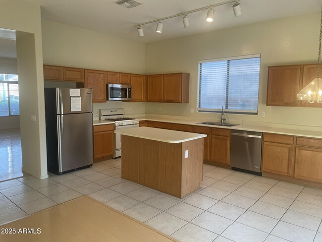 Building Photo - 2165 W Olive Way