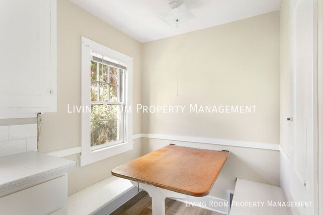 Building Photo - Charming, South Portland, Light-filled Apa...