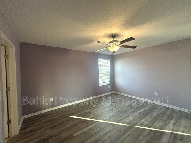 Building Photo - 582 Royal Empress Dr