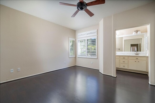 Building Photo - Stevenson Ranch Townhome!  3+2.5+ Loft!  2...