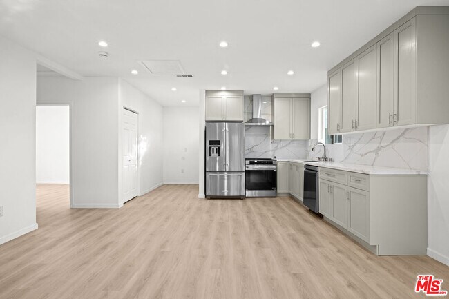 Building Photo - 1642 S Crest Dr