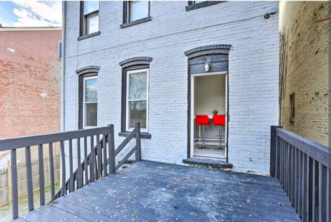 Building Photo - 91 Lander St