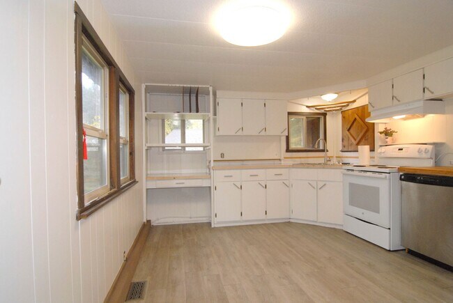 Building Photo - Riverfront property in Coast Range