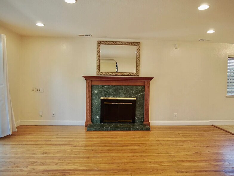 Building Photo - 1367 Oslo Ln