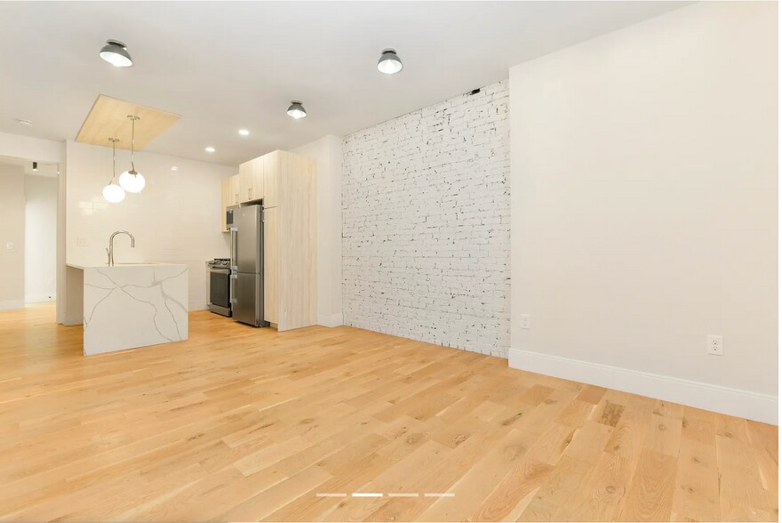 Primary Photo - 200 Maverick St