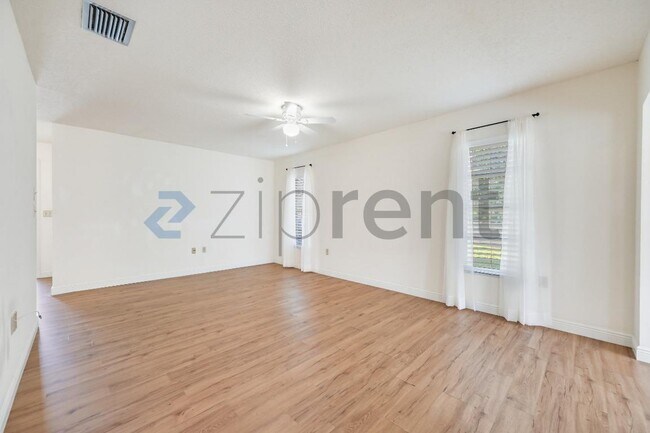 Building Photo - Unit 320