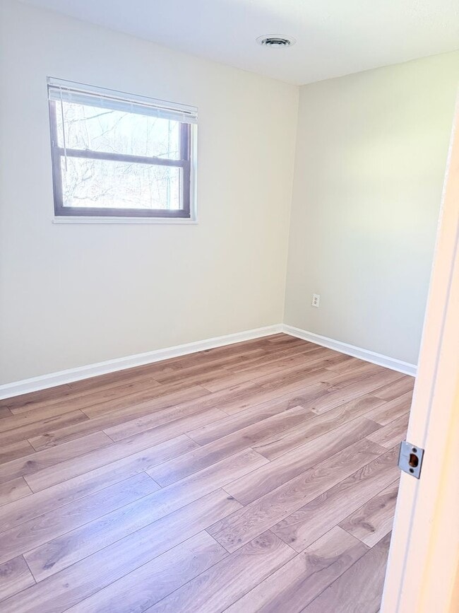 Building Photo - 3 Bedroom, 1.5 bathroom, Mount Carmel Subdivision! $1450 per month