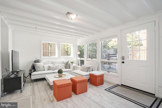 Primary Photo - 3817 Cathedral Ave NW