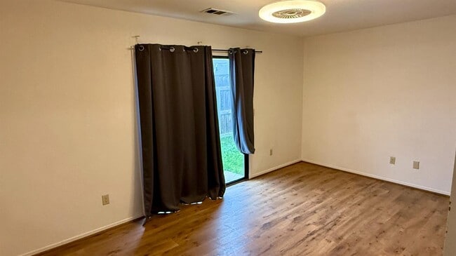 Building Photo - 2423 Knowlwood Dr