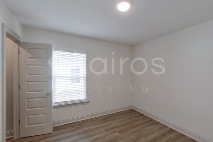 Building Photo - 8118 S Hendrick Dr