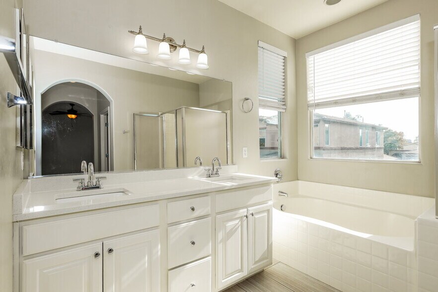 Building Photo - 1303 E Julian Dr