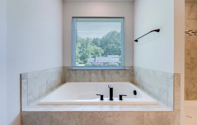 Building Photo - 7 Limox Ln