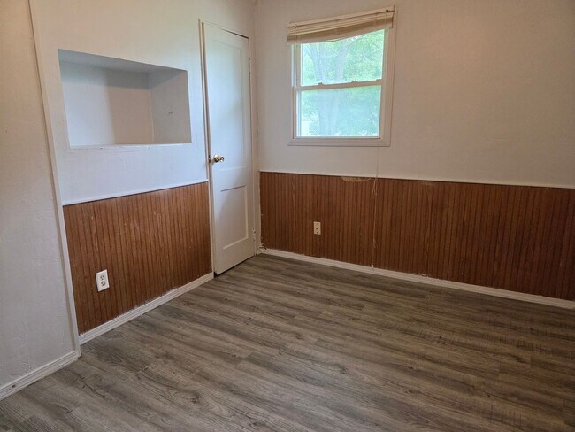 Building Photo - 3 Bedroom Ranch in Eastmoor