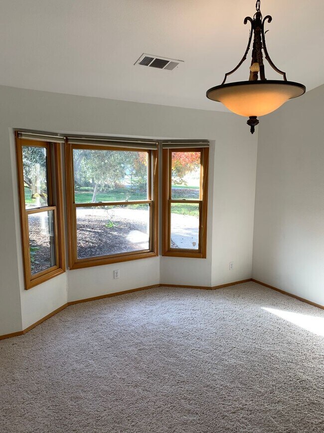 Building Photo - 4 Bedroom 3 Bath Home