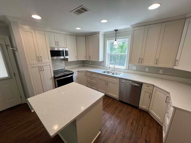 Building Photo - Charming Baton Rouge Home with Flex Room, Fireplace & Spacious Front Porch
