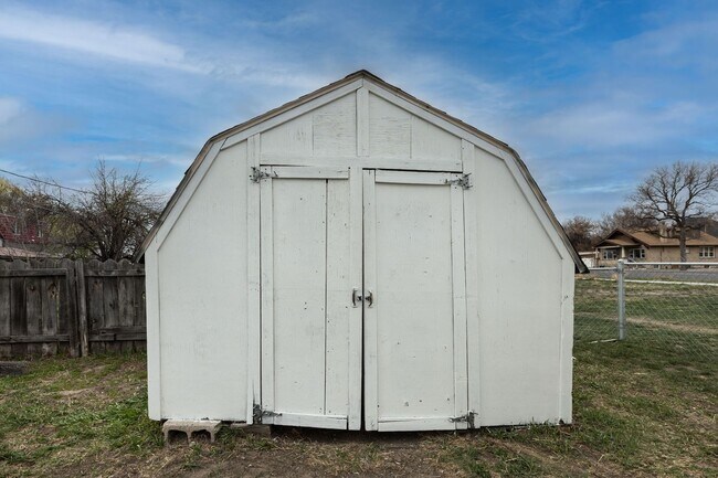 Building Photo - Newly Remodeled 3 Bed + Office, 1 Bath home in Rexburg, Fully fenced yard