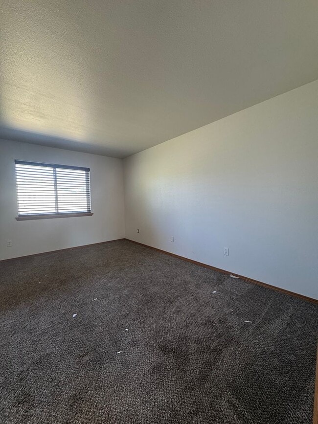 Building Photo - 3-Bedroom Home for Lease with Fenced Backyard