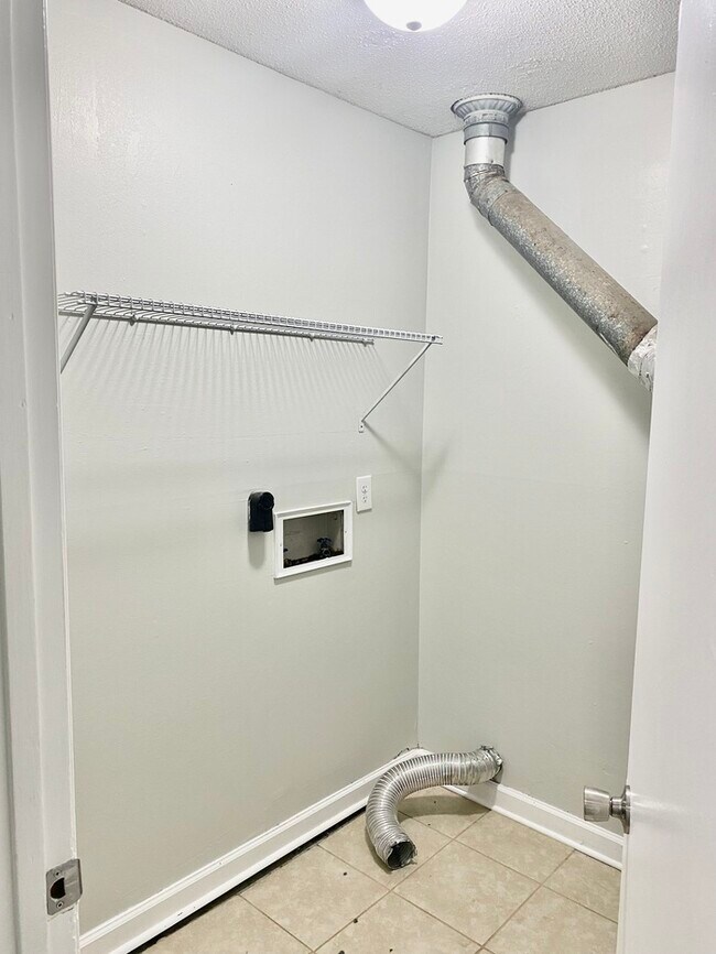 Building Photo - Hixson Townhome: 3 Bed/1.5 Bath; 2 Stories...