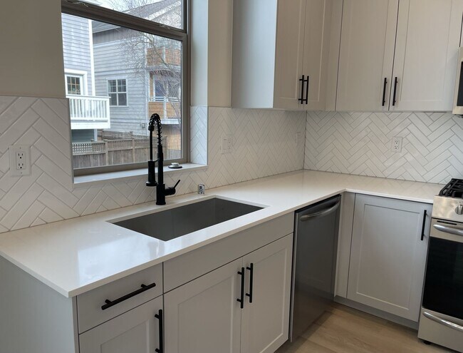 Building Photo - 2Bd/1.75Ba Seattle Townhouse