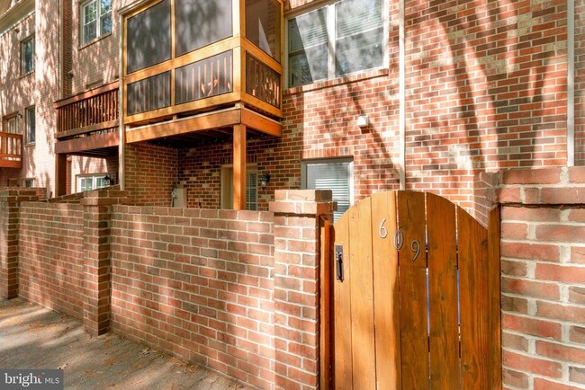 Building Photo - 609 N Tazewell St